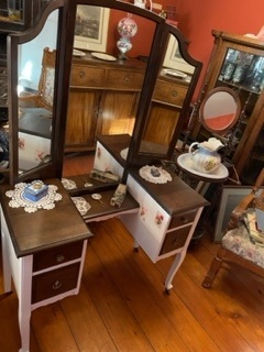 dresser with 3 mirrors